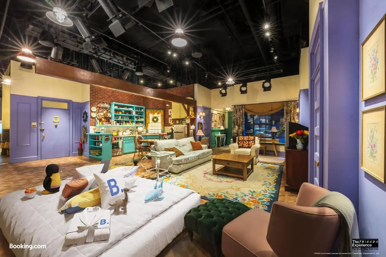 Επικοινωνία με το The Ultimate Sleepover At The Friends Experience